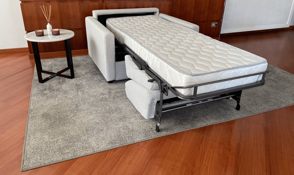 Poltrona letto piccola con materasso alto in vendita da Tino Mariani