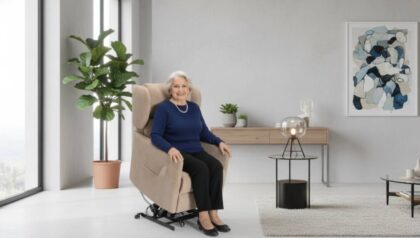 Signora Anziana Seduta Su Poltrona Relax Alzapersona In Soggiorno Comfort Made In Italy Tino Mariani Lissone