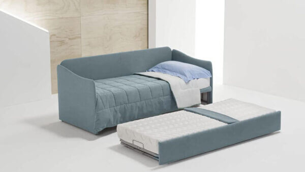 Divano letto singolo con secondo letto estraibile di linea moderna Britannia Tino Mariani. Rete ortopedica a doghe. Materasso alto cm. 16. Sfoderabile.