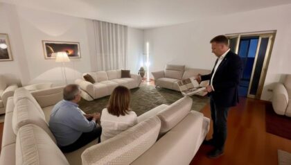 Consulenza personalizzata per la scelta di un divano artigianale Tino Mariani in showroom