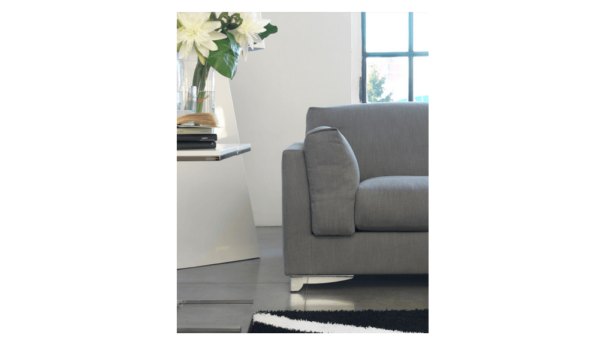 Divano componibile angolare moderno con chaise longue e design elegante, fornito da Tino Mariani a Lissone in provincia di Monza e Brianza.