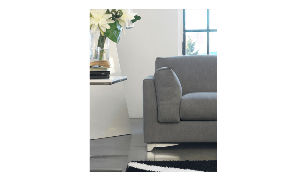Divano componibile angolare moderno con chaise longue e design elegante, fornito da Tino Mariani a Lissone in provincia di Monza e Brianza.