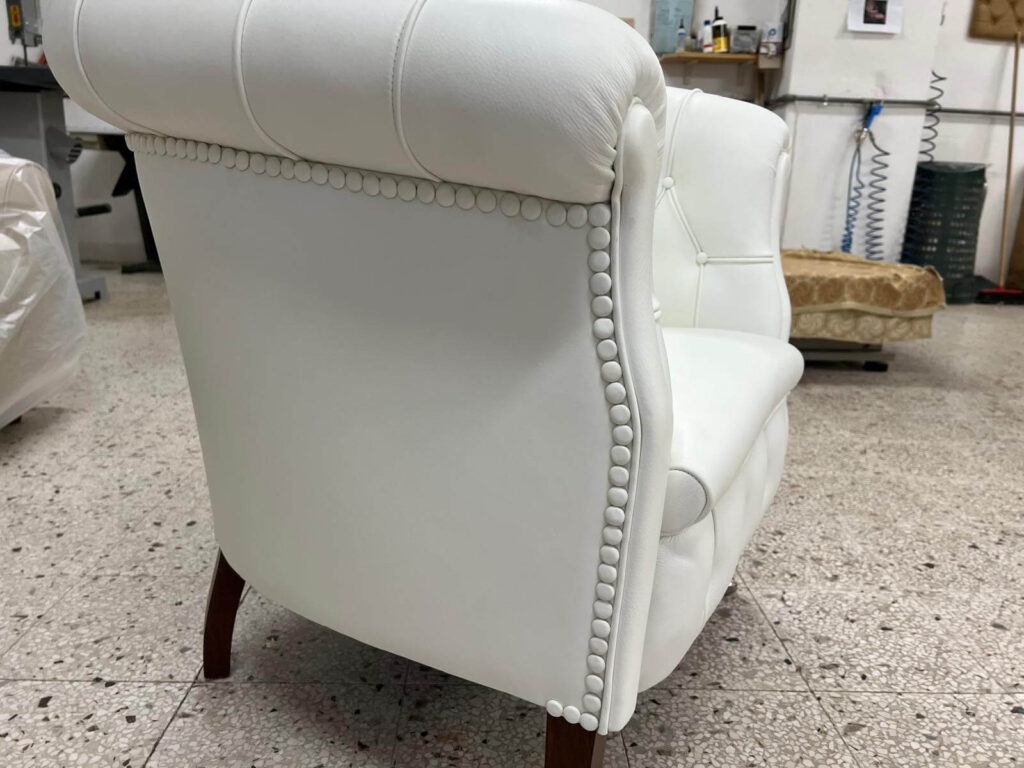 Restauro artigianale completato poltrona in pelle di marca a Milano