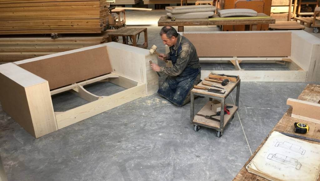 Divani artigianali Tino Mariani con struttura interna in legno massello Made in Italy