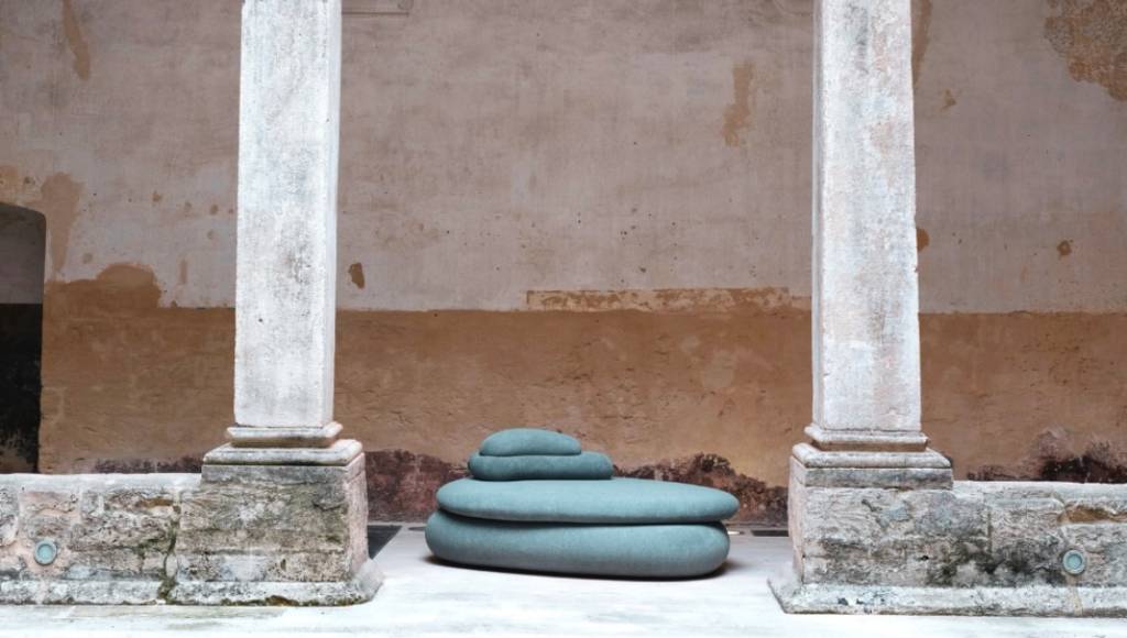 Pouf artigianale a letto di design Stone, divani artigianali Tino Mariani