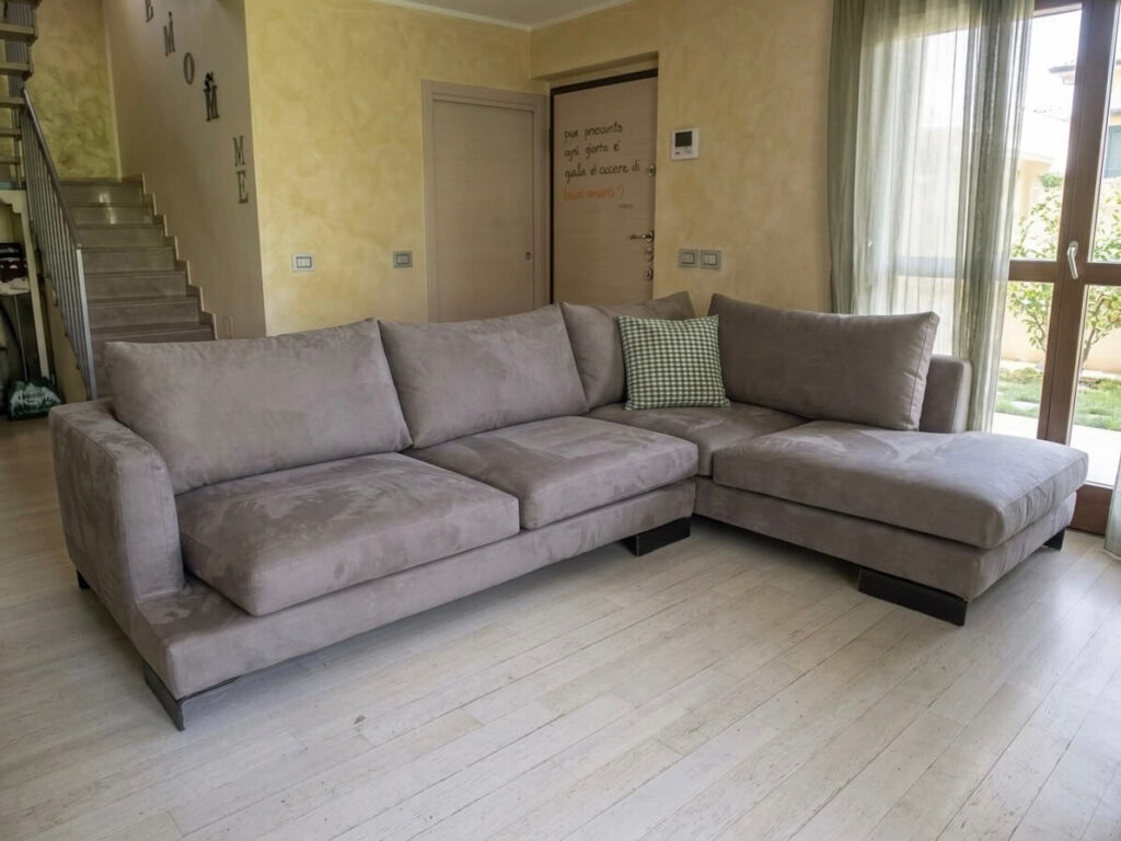 Divano angolare Isola Tino Mariani rivestito in microfibra antimacchia sfoderabile