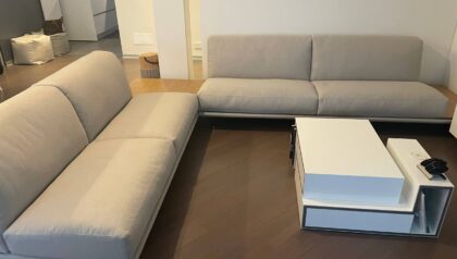 Divano angolare Peter su misura in tessuto antimacchia sfoderabile – fabbrica divani a Lissone