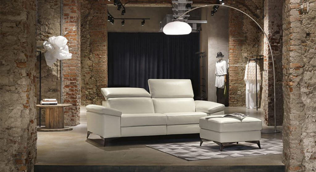 Divano moderno con piedini alti in metallo con rivestimento in tessuto, velluto,pelle e microfibra Byron Large di Tino Mariani