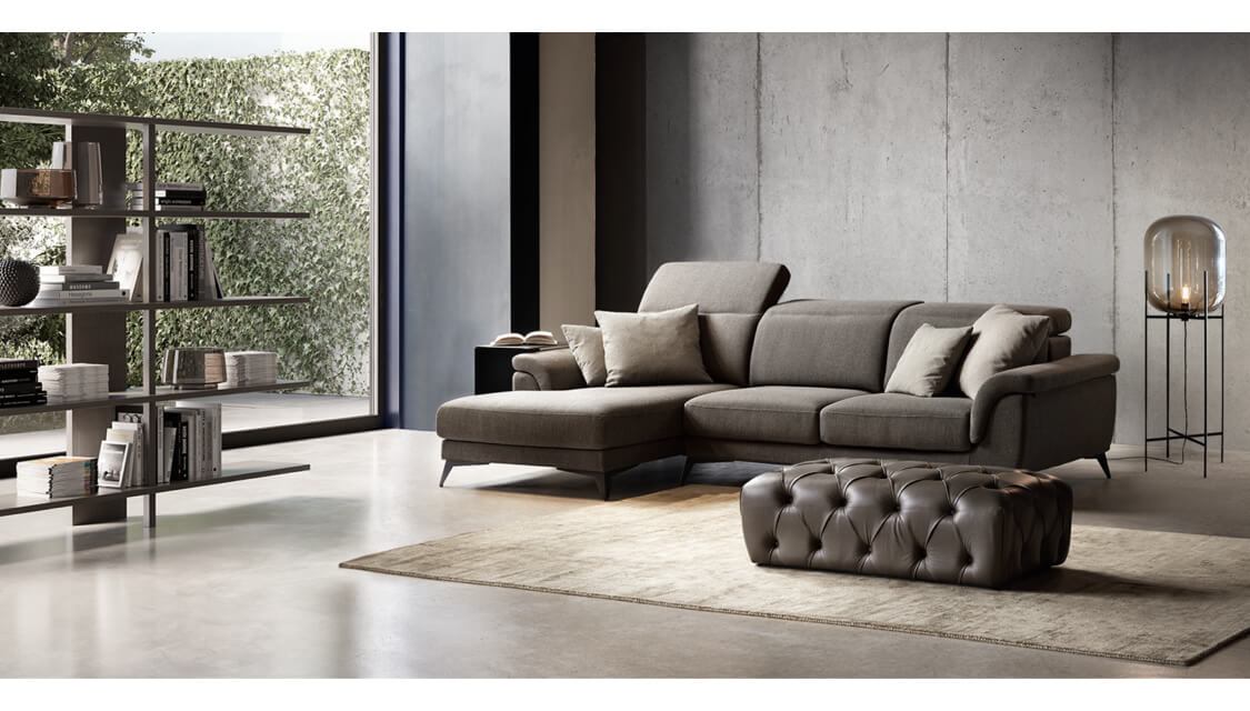 Divano moderno con piedini alti Hawaii di Tino Mariani in tessuto, elegante e personalizzabile con schienale regolabile e design artigianale italiano