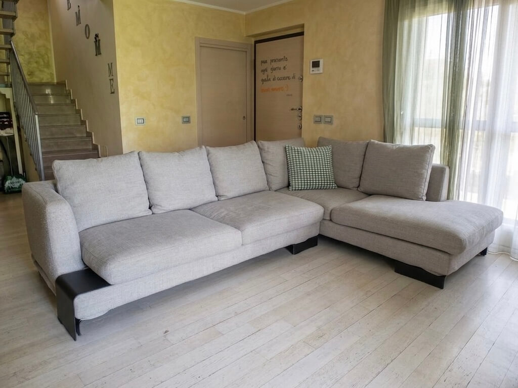 Prima del rifacimento: divano Isola Tino Mariani di 15 anni in misto lino sfoderabile da rifoderare