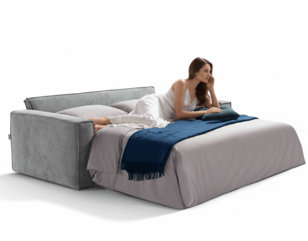 Divano letto matrimoniale angolare Marrakech Tino Mariani con chaise-longue, rete a doghe e materasso alto, ragazza sdraiata in relax