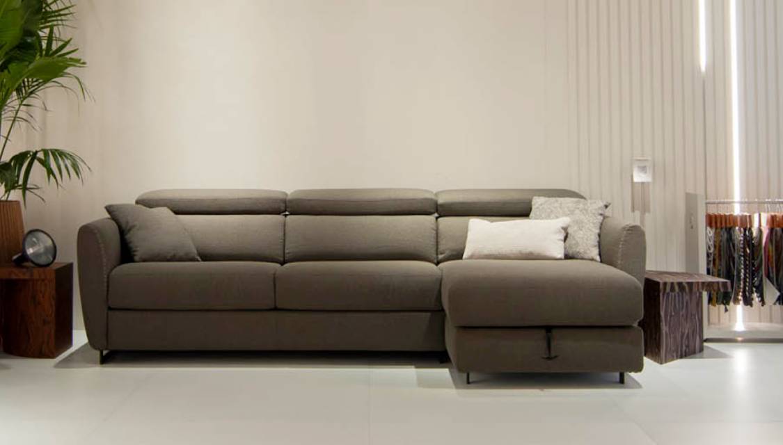 Divano letto matrimoniale Modular Pro con materasso alto e chaise-longue contenitore, design moderno e personalizzabile