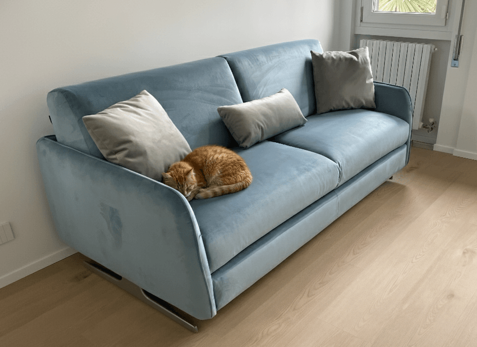Divano letto Praga Tino Mariani in tessuto per gatti, produzione artigianale Lissone Brianza.