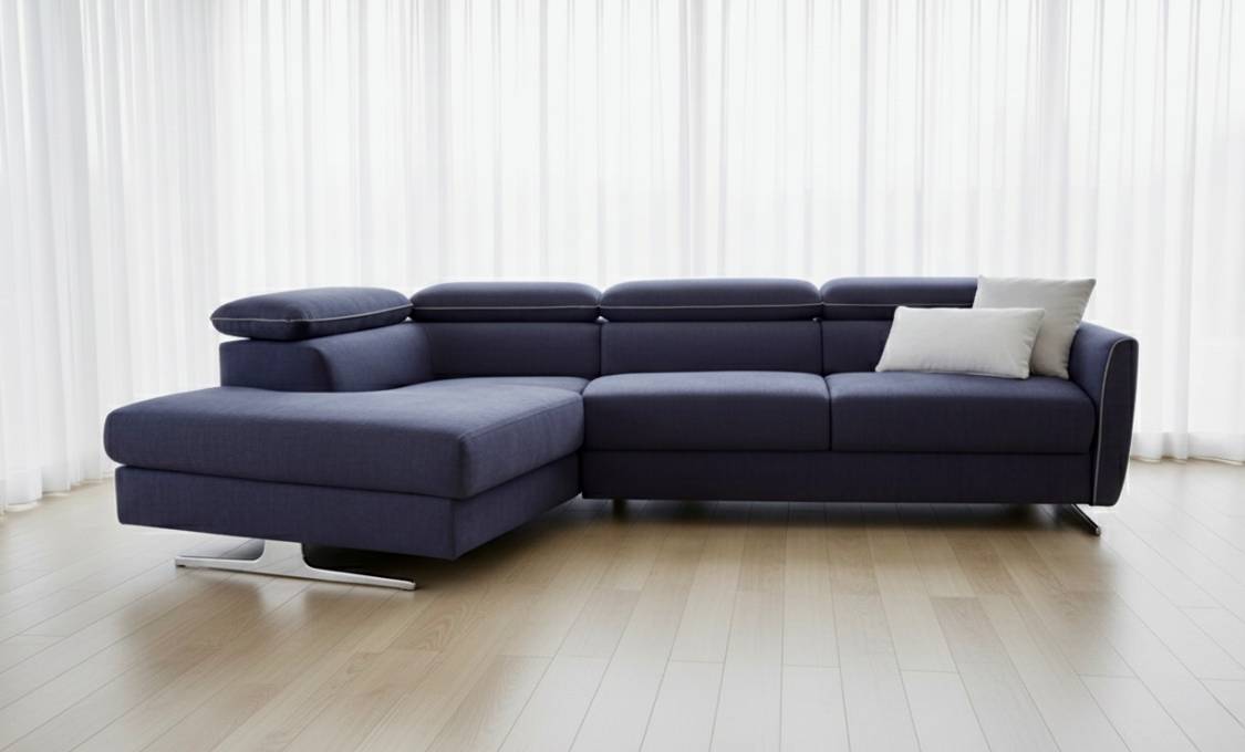 Nuovo divano letto moderno con piedini alti in metallo. Madrid Top in vendita da Tino Mariani. Personalizzabile, rete a doghe in legno, 100% made in Italy.