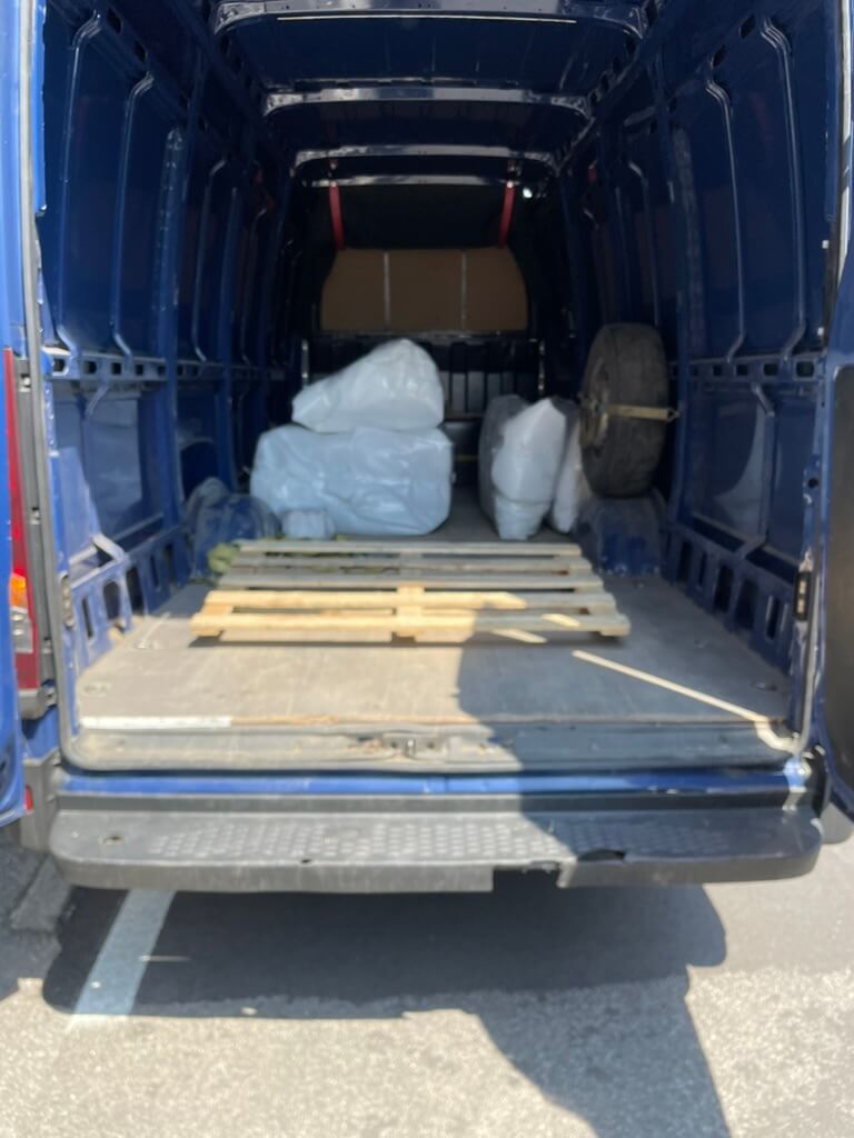 Divano letto Modular Pro Tino Mariani smontato su furgone in partenza da Lissone verso la Grecia