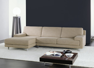 Divano moderno con chaise longue Madison in tessuto chiaro, design contemporaneo e comfort artigianale Tino Mariani.