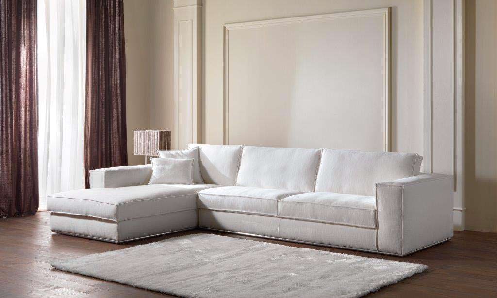 Soggiorno moderno con divano bianco Portofino Tino Mariani, stile contemporaneo Made in Italy.