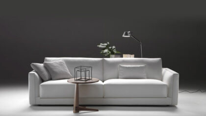Soggiorno moderno con divano Melbourne Tino Mariani in tessuto sfoderabile, lampada e tavolino di design contemporaneo.