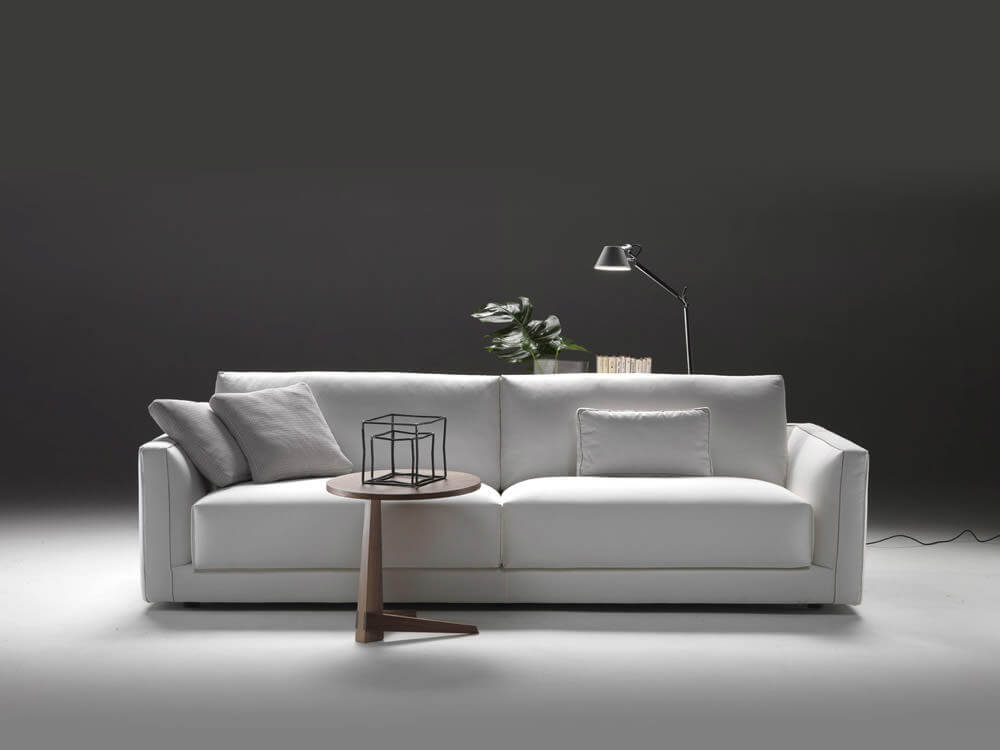 Soggiorno moderno con divano Melbourne Tino Mariani in tessuto sfoderabile, lampada e tavolino di design contemporaneo.