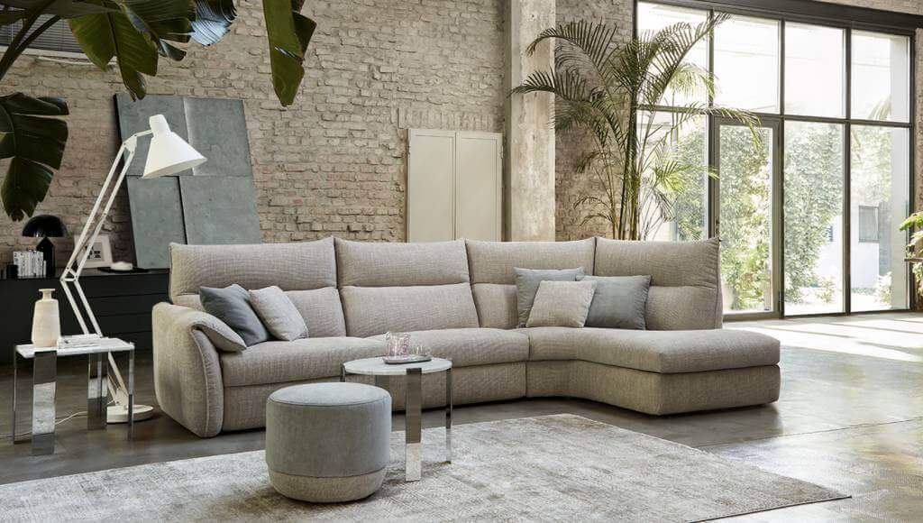 Divano angolare Madeira in tessuto con relax, perfetto per mansarda