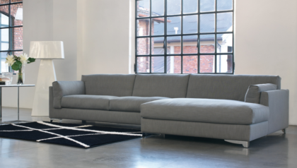 Divano Portofino con chaise longue e linee contemporanee per ambienti raffinati, disponibile da Tino Mariani a Lissone in provincia di Monza e Brianza.