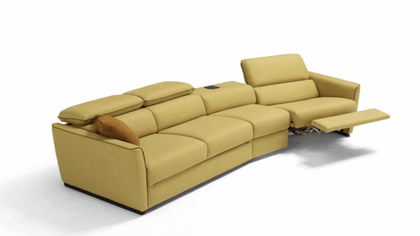 Divano letto con relax Modular Pro: design moderno e comfort avanzato Oltre ai modelli Madrid e Madrid Top, la collezione di divani letto con relax elettrico di Tino Mariani si arricchisce con un’altra proposta innovativa e di altissima qualità: il divano letto Modular Pro. Pensato per chi desidera arredare il soggiorno con eleganza e versatilità, il Modular Pro unisce stile contemporaneo e comfort evoluto in un unico complemento d’arredo multifunzionale. Il divano letto Modular Pro è dotato di una rete ortopedica a doghe in legno, che garantisce un supporto ergonomico ottimale, e di un materasso alto 17 cm in poliuretano espanso ad alta densità, perfetto per un riposo confortevole e rigenerante. A tutto questo si aggiunge una postazione relax elettrica integrata, regolabile tramite tasto o telecomando wireless, che consente di trovare facilmente la posizione ideale per il relax quotidiano. Disponibile in versione lineare a due, tre o quattro posti, oppure angolare con chaise-longue, il divano letto con relax Modular Pro si distingue per la possibilità di abbinare il sistema letto alla postazione relax elettrica, offrendo una soluzione completamente personalizzabile sia nello stile che nella funzionalità. Come tutti i divani letto con relax Tino Mariani, anche il Modular Pro può essere rivestito in tessuto sfoderabile anti macchia, microfibra, velluto o vera pelle naturale, scegliendo tra un’ampia gamma di colori e finiture per adattarsi perfettamente al tuo living. Scopri e prova il divano letto con relax Modular Pro presso il nostro negozio di divani a Lissone, vicino a Monza. Vieni a trovarci per configurare su misura il tuo divano letto elettrico e vivere ogni giorno il massimo del comfort.