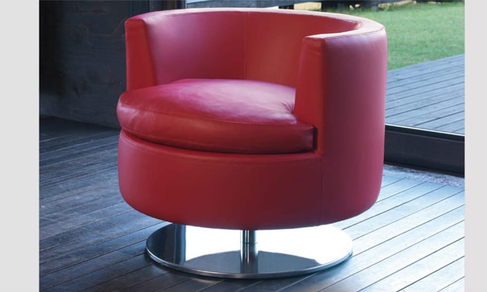 Poltrona Elegant dal design contemporaneo con forma arrotondata e rivestimento colorato, proposta da Tino Mariani a Lissone in provincia di Monza e Brianza.