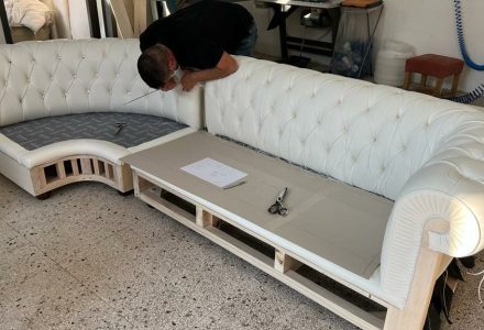 Divano Chester angolare con configurazione personalizzata e dettagli artigianali, proposto da Tino Mariani a Lissone in provincia di Monza e Brianza.