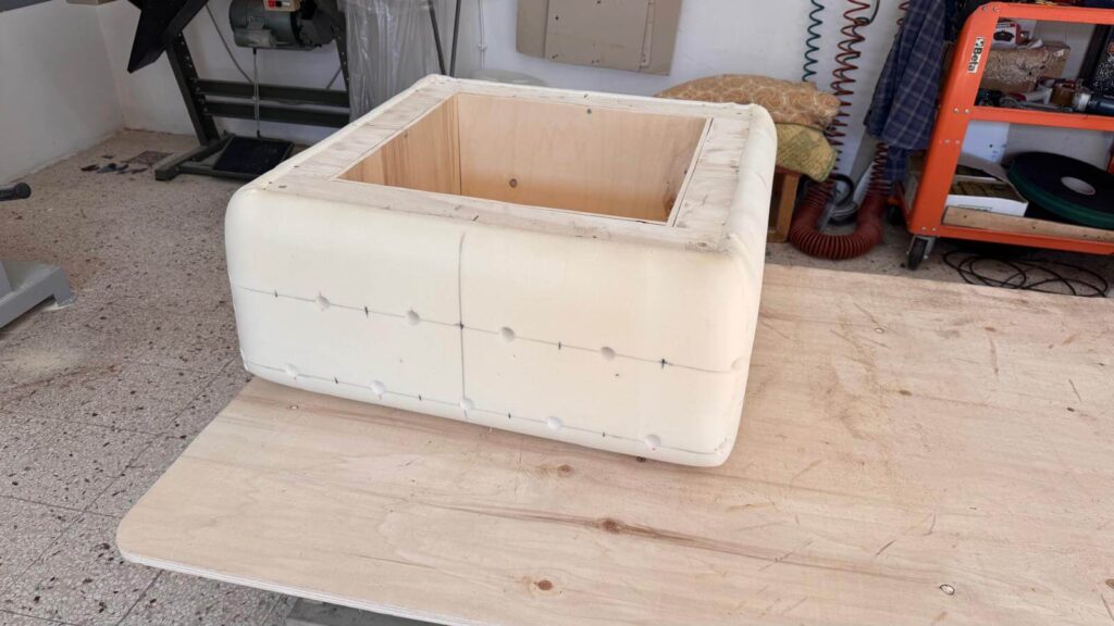 Imbottitura E Lavorazione Pouf Capitonnè Su Misura Tino Mariani