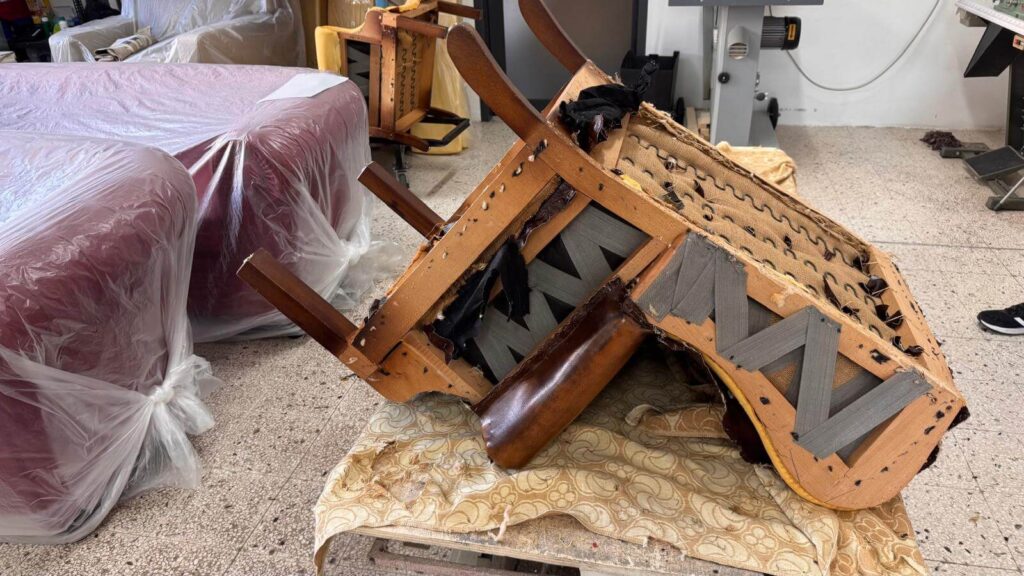 Llavorazione E Restauro Poltrona Bergère In Tessuto – Tino Mariani
