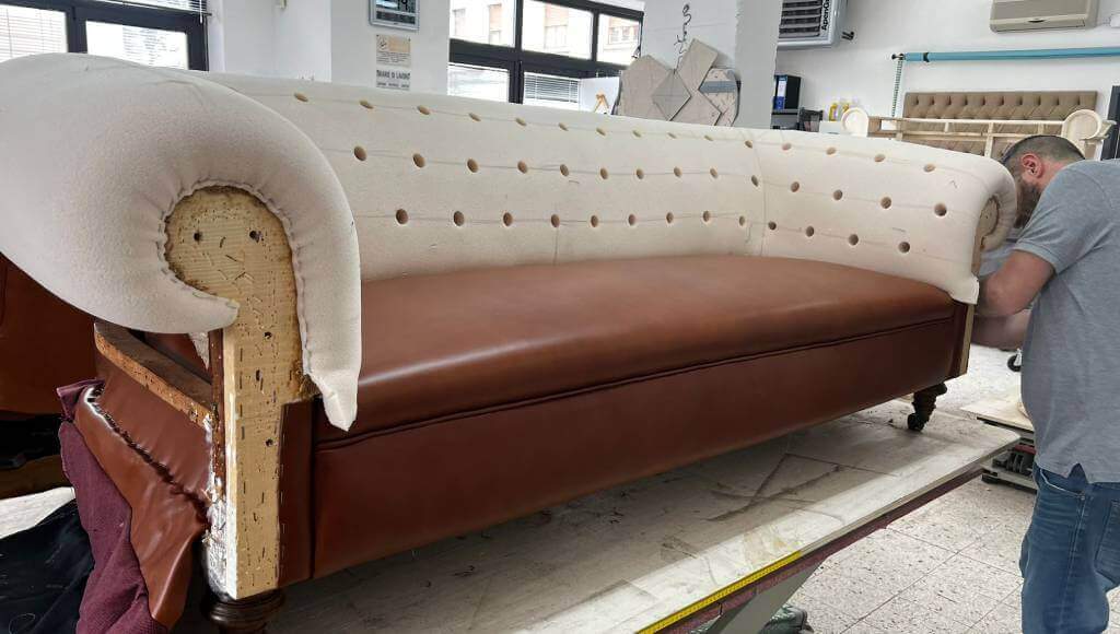 Lavorazione Di Restauro Divano Chesterfield Eseguita A Mano Tino Mariani