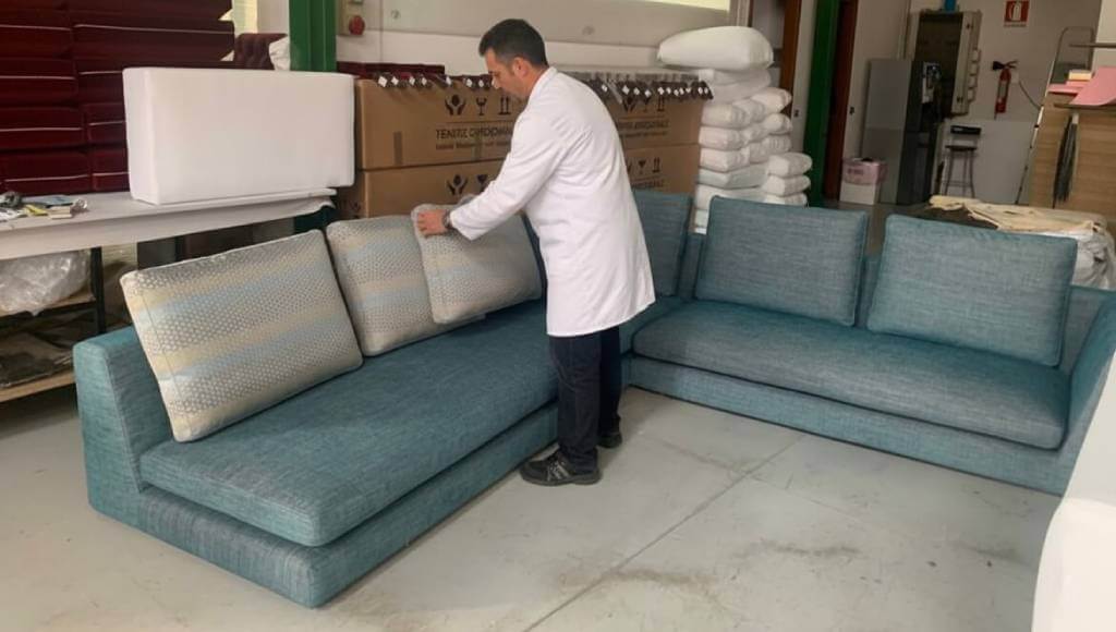 Lavorazione artigianale su divano angolare su misura in tessuto Tino Mariani Lissone