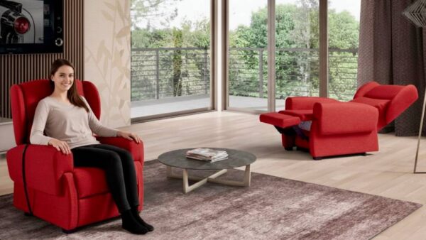 Comfort e design: poltrona reclinabile moderna rossa Tino Mariani in un salotto luminoso, novità 2026.