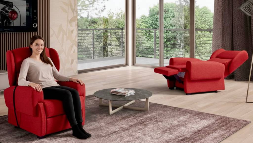 Comfort e design: poltrona reclinabile moderna rossa Tino Mariani in un salotto luminoso, novità 2026.