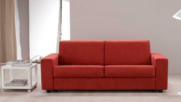 Divano letto matrimoniale comodo in tessuto rosso, disponibile in promozione presso l'outlet di Tino Mariani a Lissone.