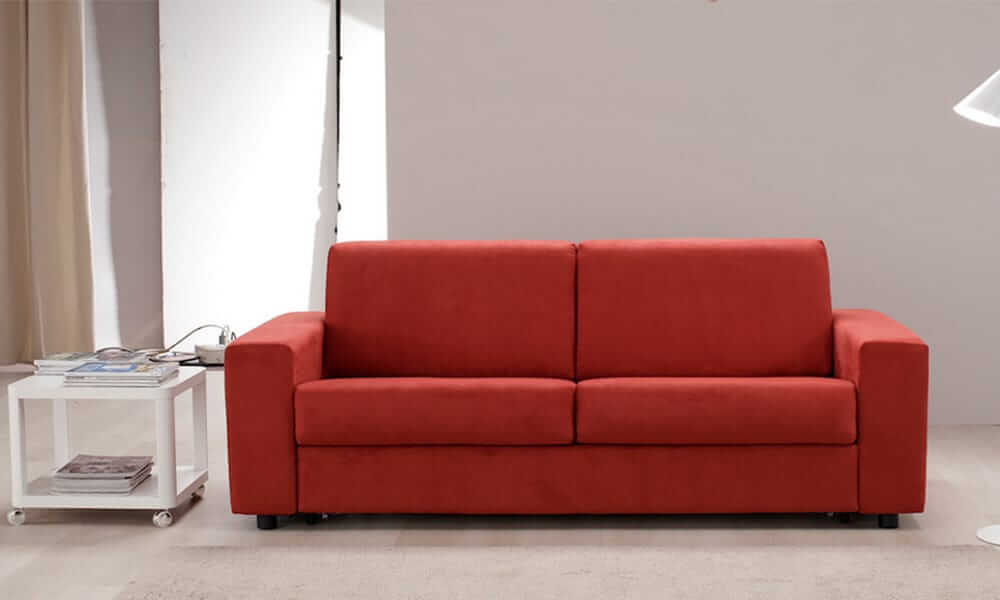 Divano letto matrimoniale comodo in tessuto rosso, disponibile in promozione presso l'outlet di Tino Mariani a Lissone.