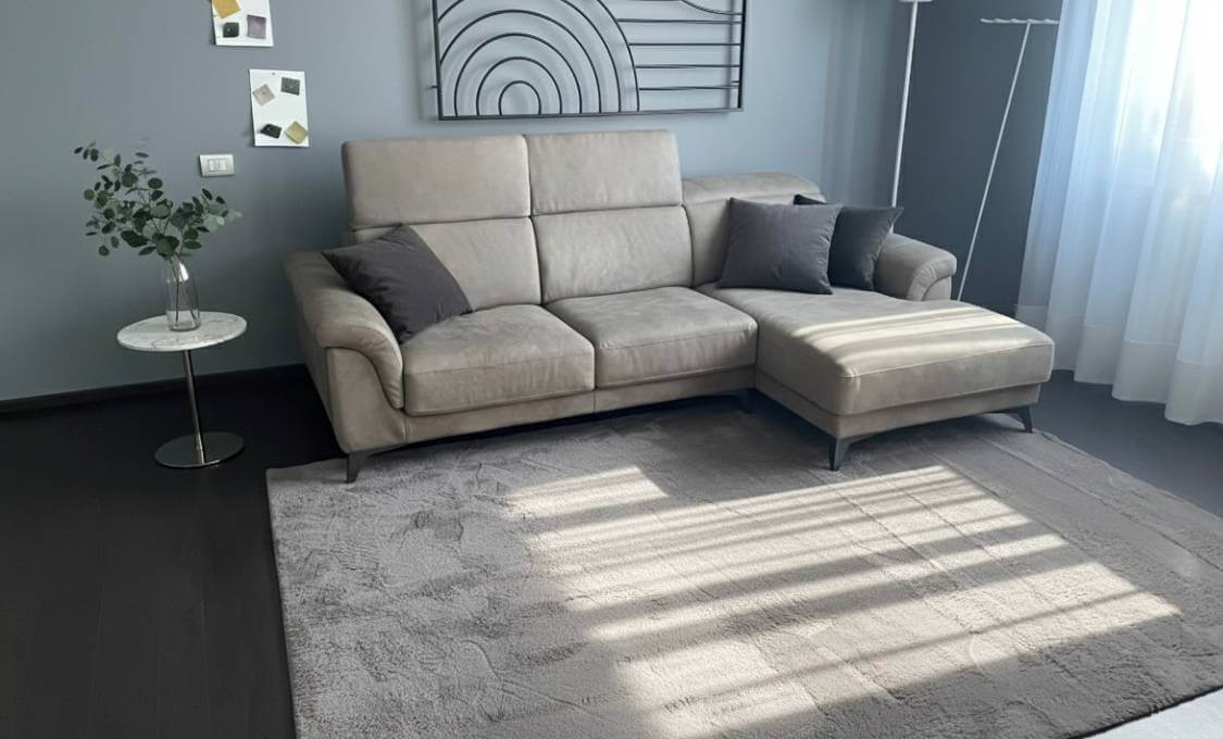 Offerta divano Hawaii in pelle vintage con seduta estraibile e chaise-longue, piedini alti neri