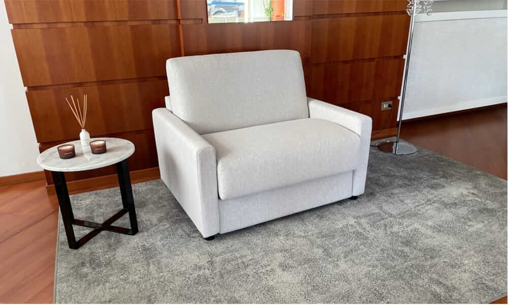Poltrona letto con materasso alto. in poliuretano espanso oppure in memory Oslo. Braccioli disponibili in 3 dimesioni, tessuto, microfibra e velluto.