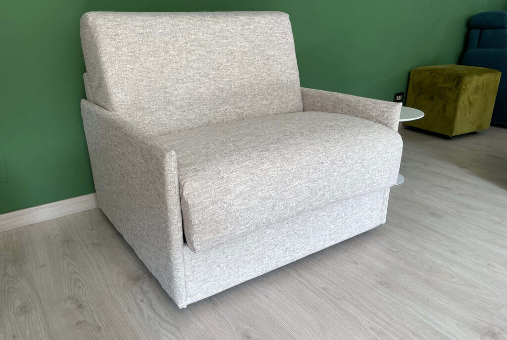Poltrona Letto Compatta Oslo in Tessuto Aquaclean Sfoderabile con Braccioli Stretti – Tino Mariani
