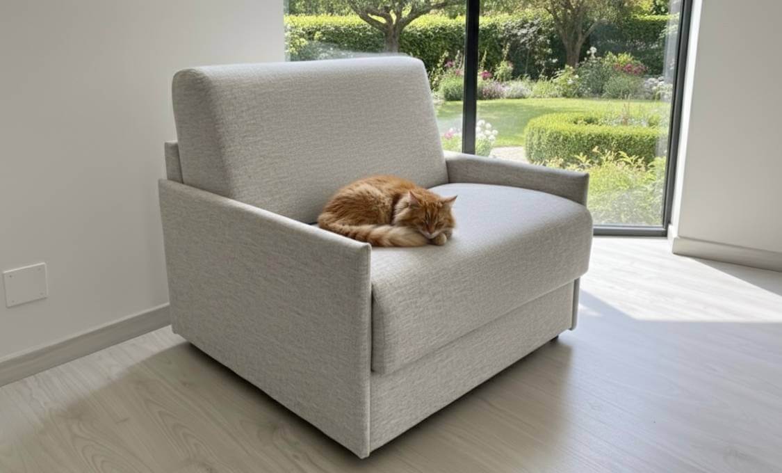 Poltrona letto in tessuto Aquaclean antimacchia ideale per case con gatti e cani - Tino Mariani