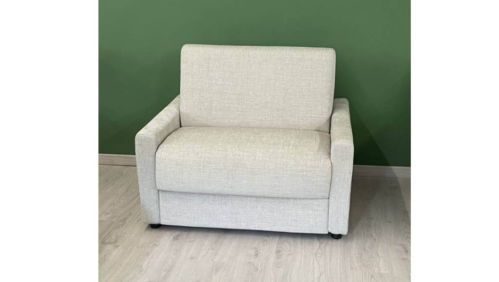 Poltrona letto London 18 di Tino Mariani, caratterizzata da un elegante rivestimento in tessuto anti macchia. Dotata di kit ruote per una facile movimentazione, porta guanciali integrato e un materasso alto 18 cm per un comfort ottimale. Disponibile in diverse larghezze di braccioli, questa poltrona unisce funzionalità e stile in un design compatto, ideale per spazi ridotti.