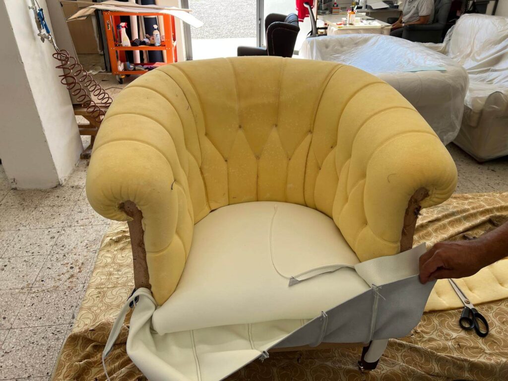 Rivestimento a mano di poltrona classica in pelle bianca a Milano