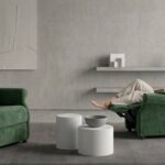 Donna seduta su poltrona relax Bergè Compact verde con funzione alzapersona e doppio motore presso Tino Mariani