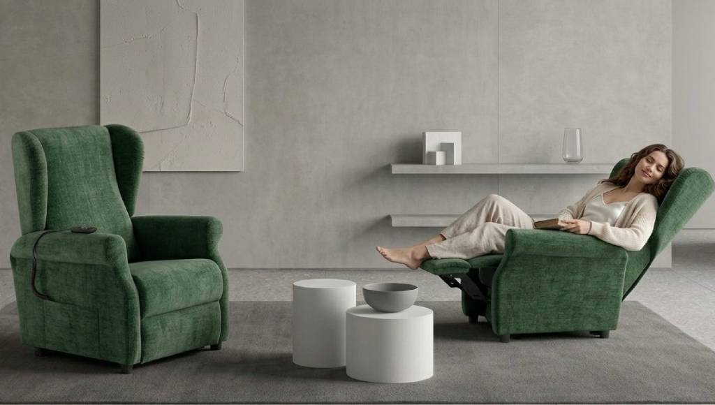 Donna seduta su poltrona relax Bergè Compact verde con funzione alzapersona e doppio motore presso Tino Mariani