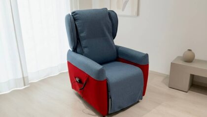Poltrona relax Camilla personalizzata bicolore rosso e blu chiaro Tino Mariani