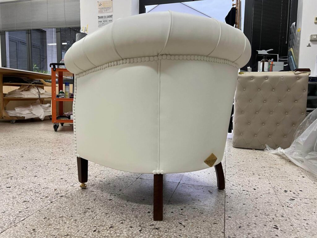 Poltrona restaurata in pelle pieno fiore bianca come nuova – Milano