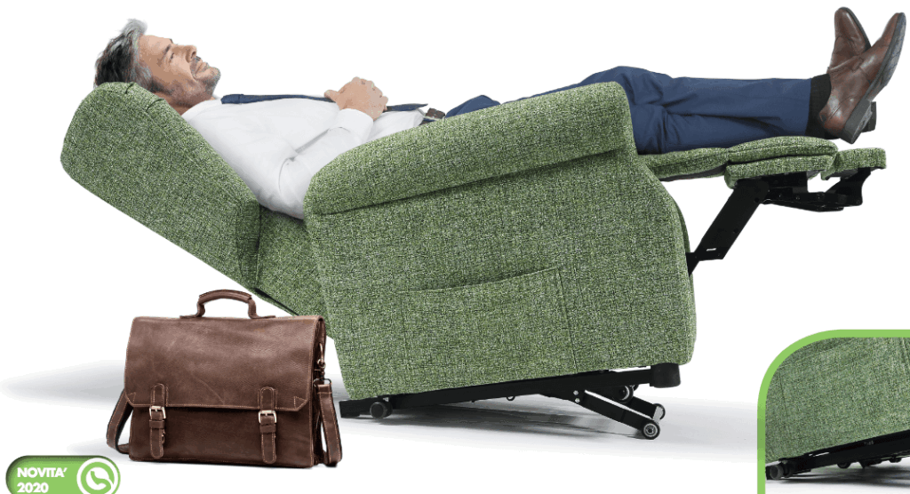 Un uomo che i rilassa su una poltrona relax elettrica di Tino Mariani, dopo una lunga giornata di lavoro.