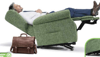 Un uomo che i rilassa su una poltrona relax elettrica di Tino Mariani, dopo una lunga giornata di lavoro.