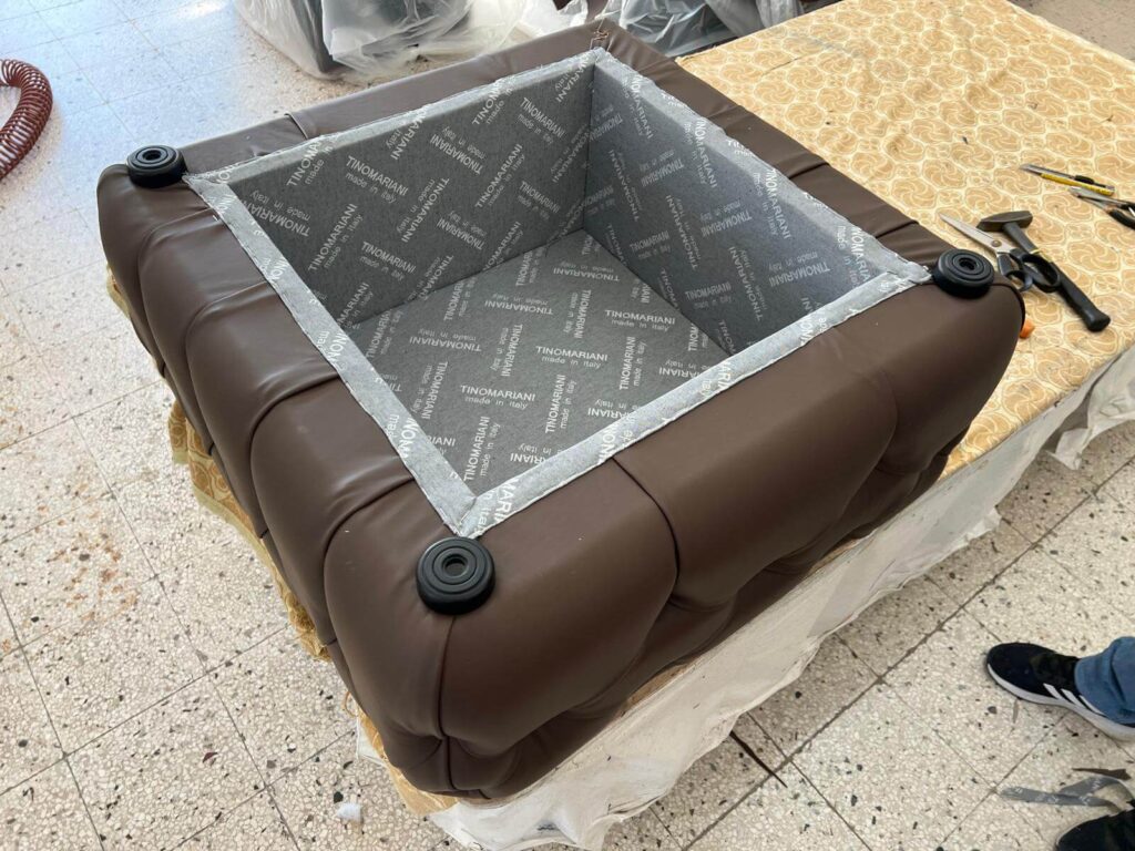 Pouf Capitonné In Pelle Su Misura Con Vuoto Sotto Personalizzato