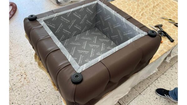 Pouf capitonné in pelle pieno fiore su misura con base vuota personalizzata realizzato artigianalmente da Tino Mariani